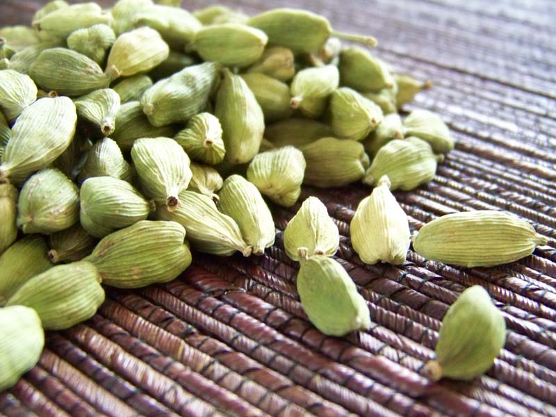 Green cardamom, health benefits and usage